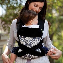 Мама носит рюкзак кенгуру для переноски ребёнка