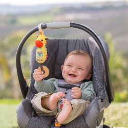 Ребёнок в коляске играет с игрушкой Infantino