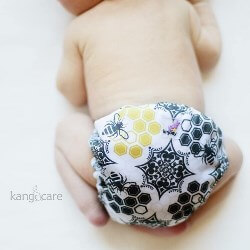 Ребёнок в многоразовом подгузнике Kanga Care