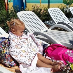 С пелёнкой swaddle designs и сумкой жужуби к морю